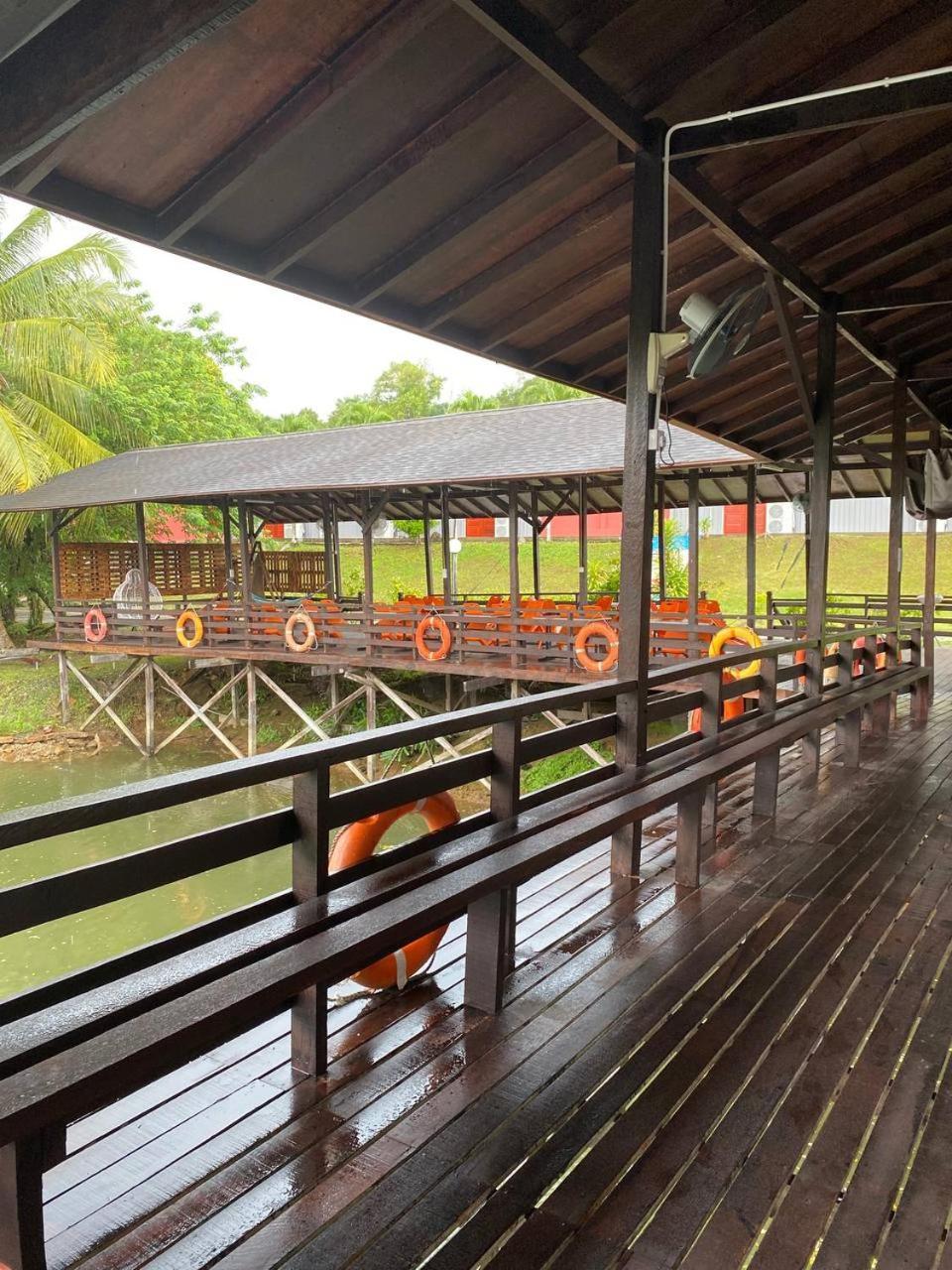 מלון Putra Sentosa Retreat Camp, Sematan מראה חיצוני תמונה