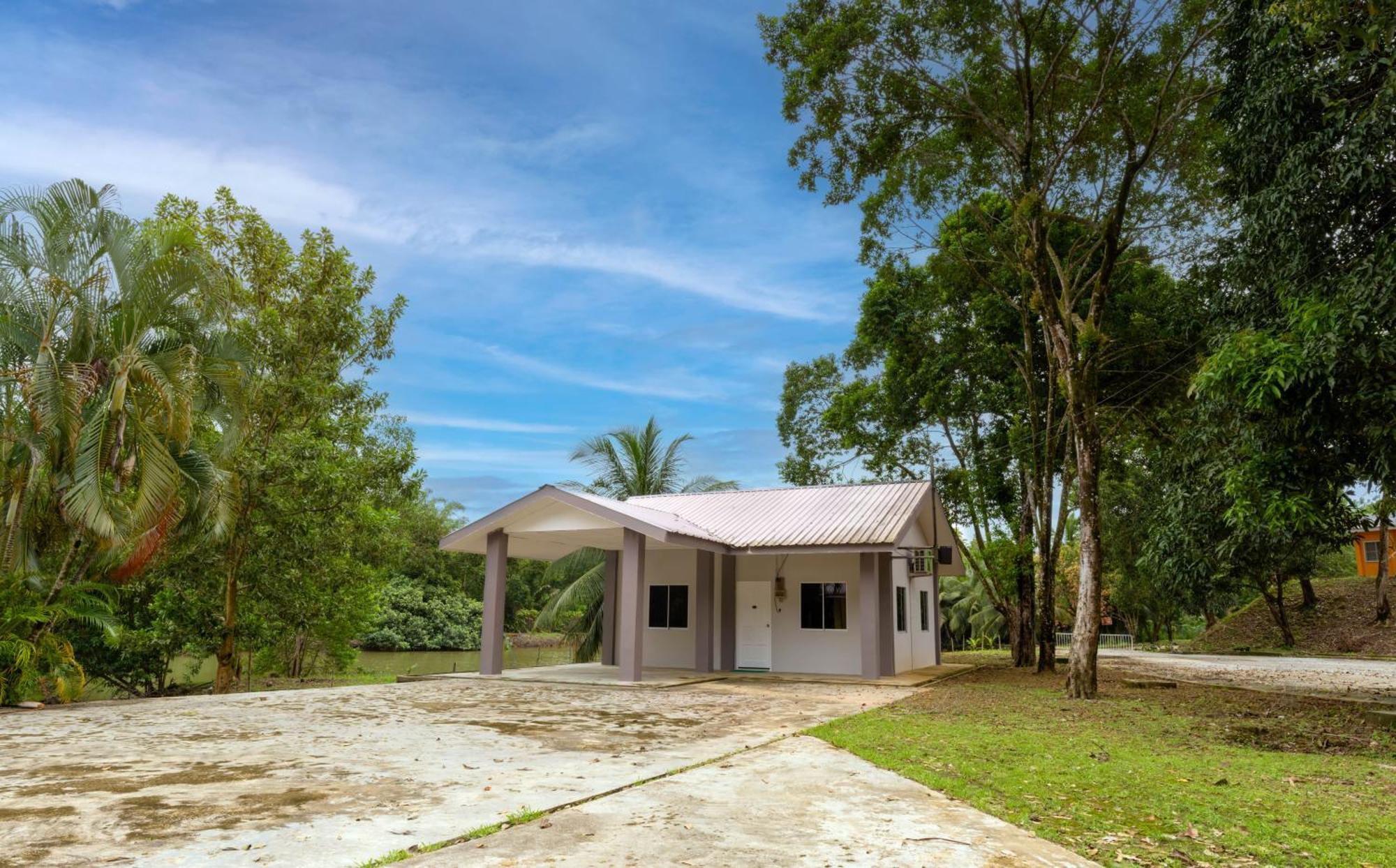מלון Putra Sentosa Retreat Camp, Sematan מראה חיצוני תמונה